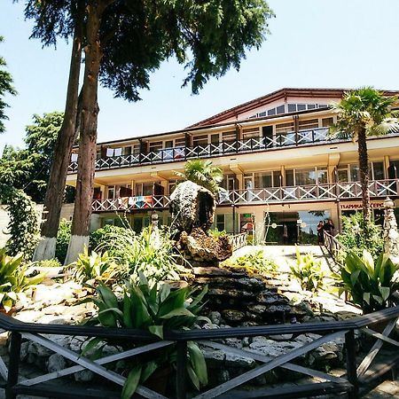 Pitsunda Hotel エクステリア 写真